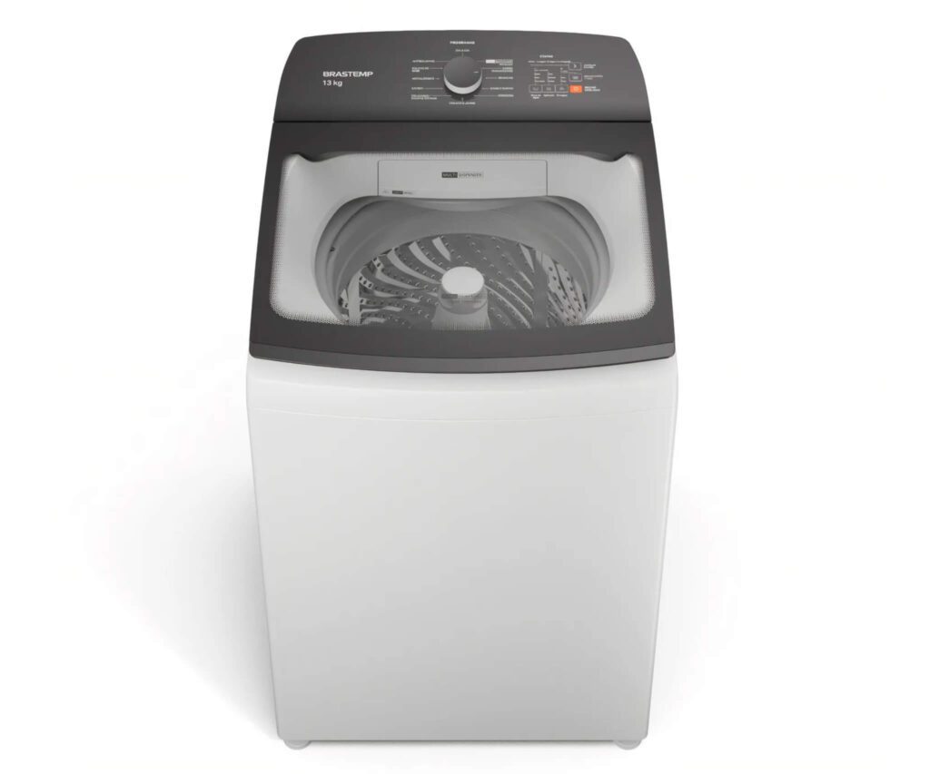 Foto da máquina de lavar Brastemp 13kg BWK13AB na cor branca, com ênfase no painel que exibe o Ciclo Tira Manchas Advanced, uma das melhores para limpeza pesada.