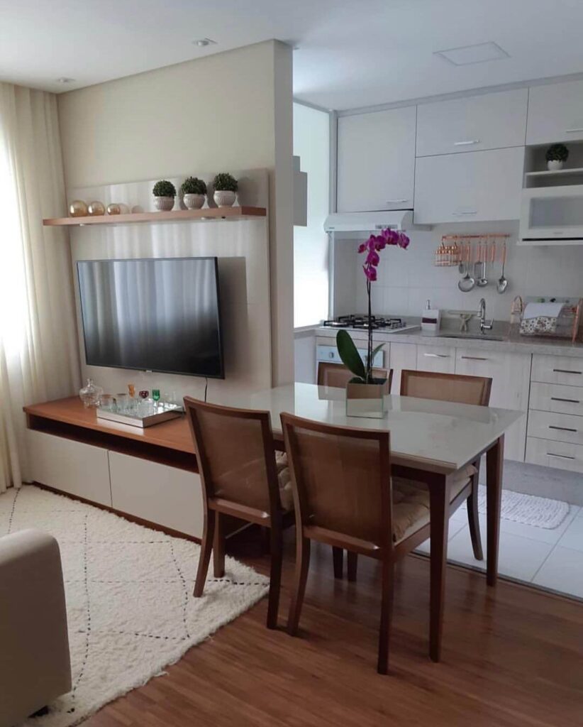 apartamento pequeno mostrando a sala e a cozinnha proximas.