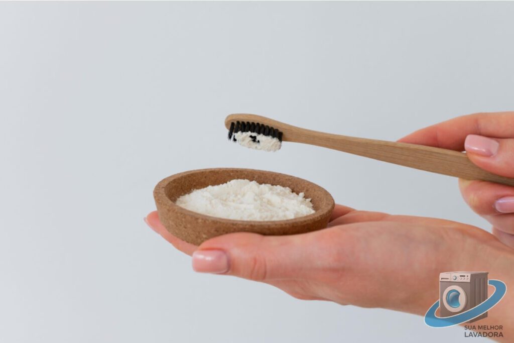 Pessoa usando bicarbonato de sódio com uma máquina de lavar ao fundo, representando a adição do ingrediente natural para melhorar a lavagem e eliminar odores