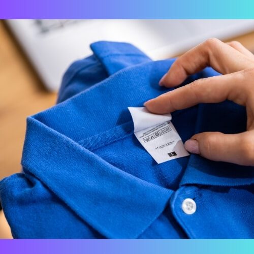 Camiseta com etiqueta mostrando instruções de uso especifico