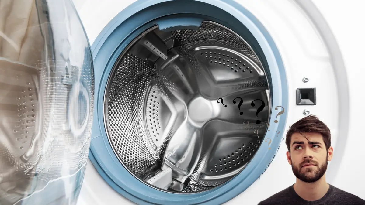 Homem com expressão de dúvida olha para o interior de uma máquina de lavar, questionando se o cesto de inox é melhor para o cuidado com as roupas e a durabilidade.