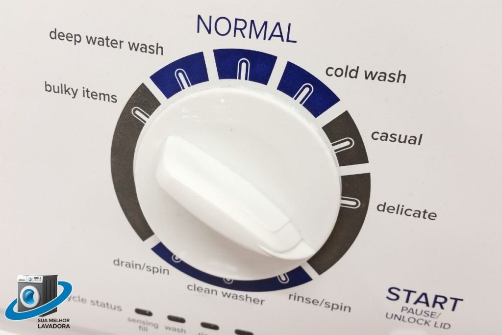 selecionando o ciclo 'Delicado' no painel digital de uma máquina de lavar para proteger os tecidos