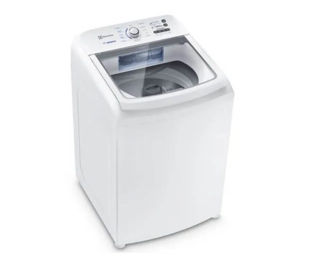 Foto da lavadora de roupas Electrolux 17kg Essential Care LED17 branca, destacando sua enorme capacidade interna, perfeita para lavar edredons king size e grandes volumes de roupa.