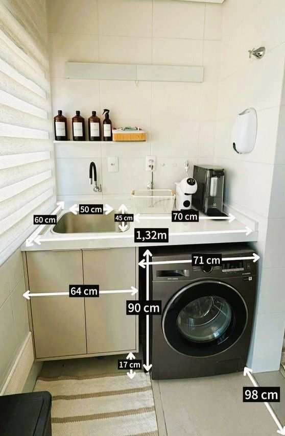 Maquina front load em uma espaço pequeno com medidas para mostrar a dimensão