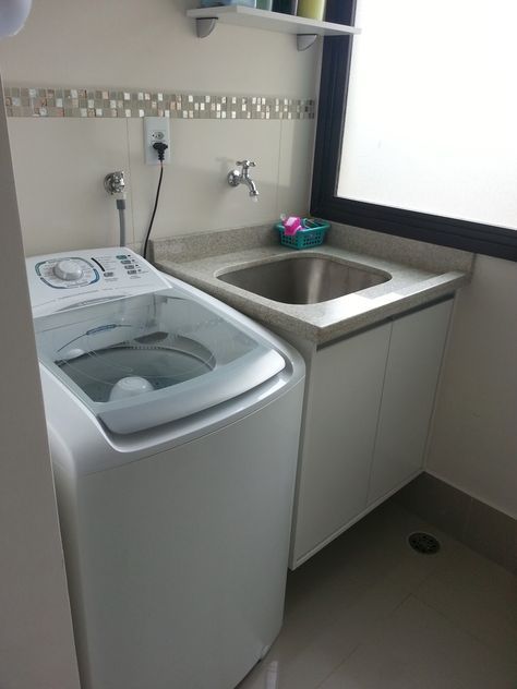 maquina top load da consul em um espaço pequeno, lavabo do apartamento