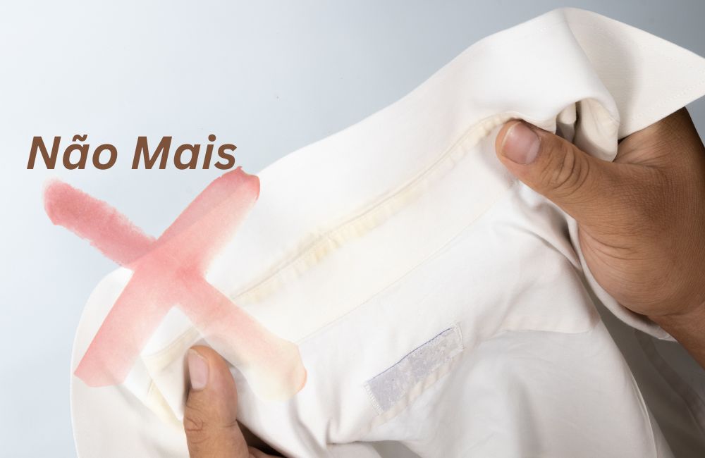 Comparativo de antes e depois mostrando como desencardir roupa branca guardada: de um lado a peça com mancha amarela, do outro, a mesma peça limpa e branca.